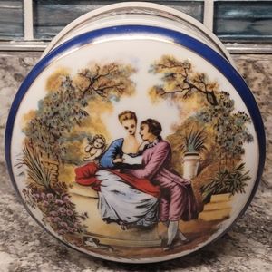 Round Imperial Porcelain Box - Lovers Romance Courtship